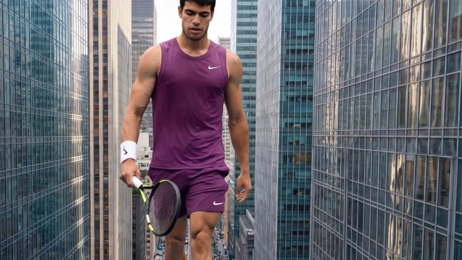 Figura gigante di un tennista che cammina tra i grattacieli di vetro: scena generata con AI per lo spot US Open 2026