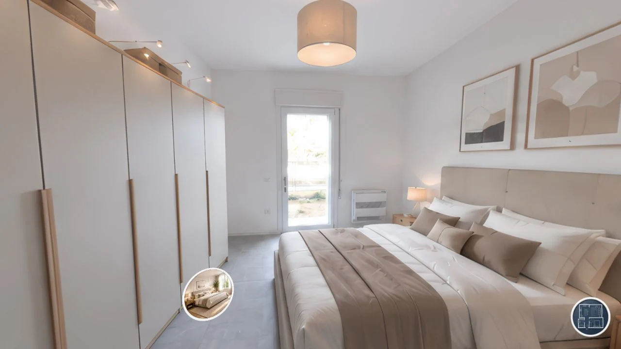 La stessa camera da letto con l'anteprima di arredo generata con AI: letto matrimoniale, armadi a parete, comodini e quadri