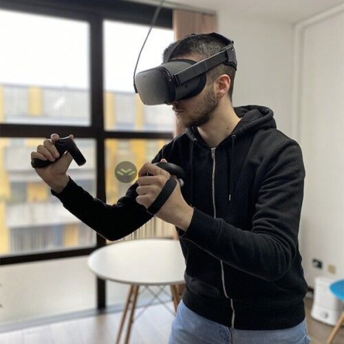 Oculus-link-in-azione-con--visore Oculus Link in azione con visore in realtà virtuale Oculus Quest 2