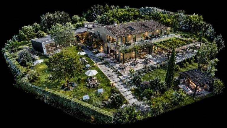 Villa con giardino valorizzata attraverso una ricostruzione immersiva